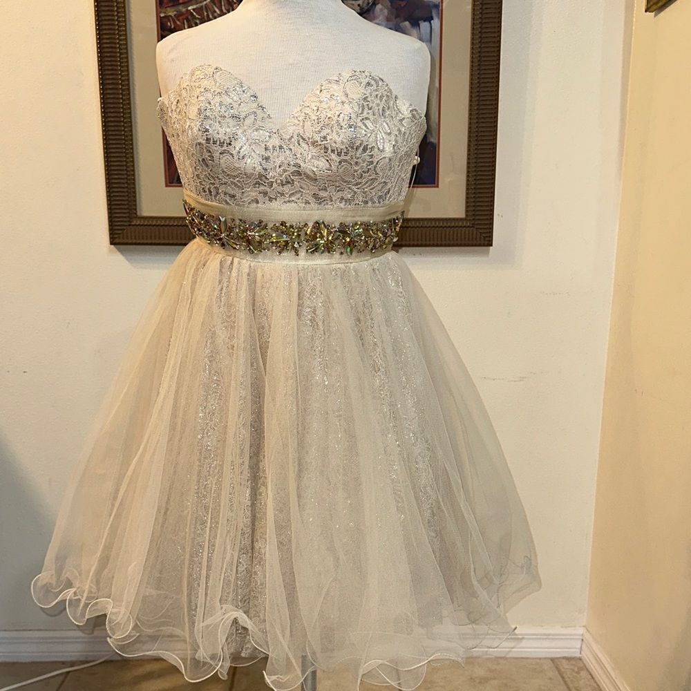 NWT TONY BOWLS Elegant Cream Short  Formal Gown with Gold Accents Size 2